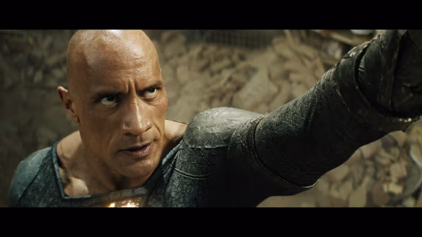 Black Adam frappe durement Black Hawkman dans une nouvelle vidéo !