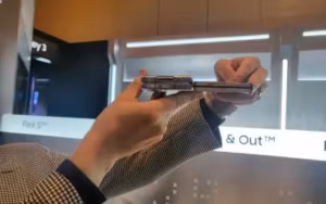 Le prototype censé appartenir au Galaxy Z Fold 5 a été présenté au CES 2023 : Il sera beaucoup plus fin